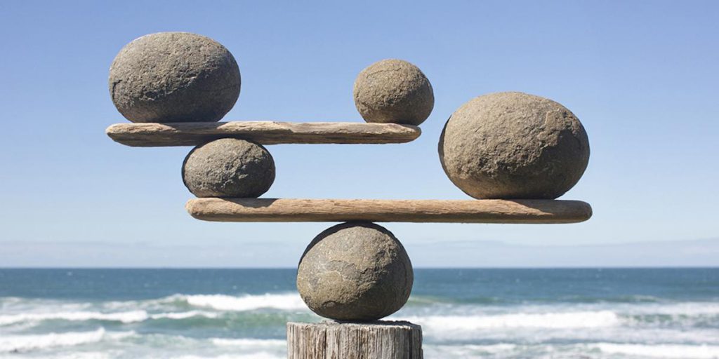 Strandsculptuur: stenen in evenwicht, rust in je hoofd