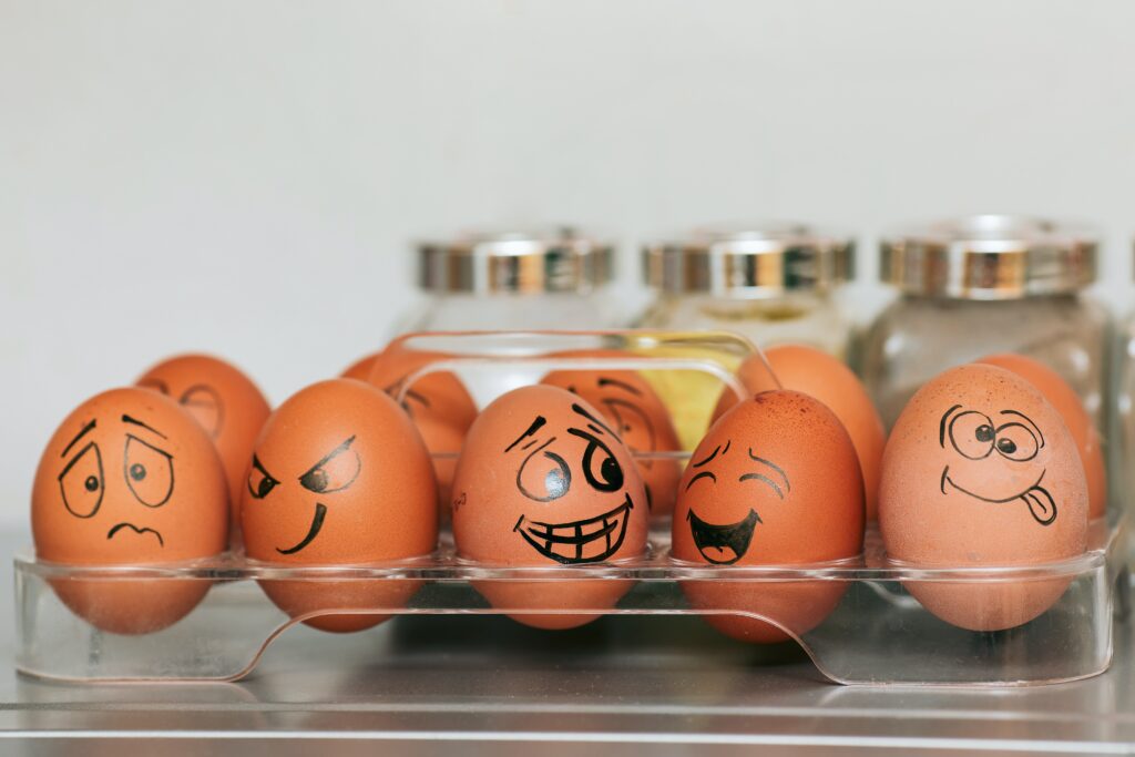 Beschilderde eieren tonen verschillende soorten emoties