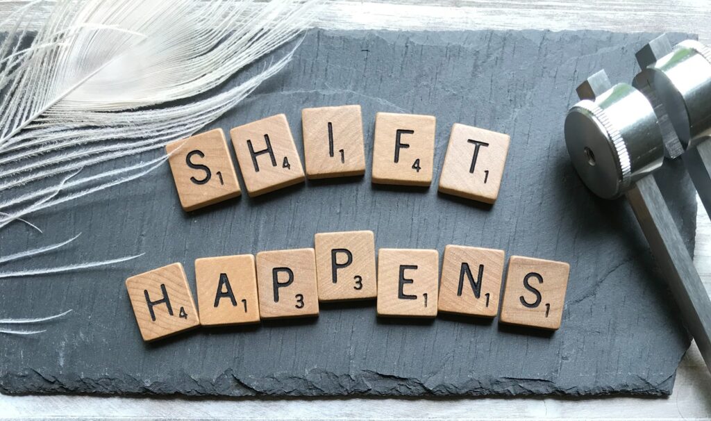 Scrabble letters: Shift Happensmet de 3Principles